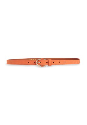 Ceinture en cuir orange avec une boucle argentée arrondie et plusieurs trous de réglage, posée à plat sur un fond blanc.