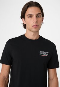 Fila NAVIGLI PASTA REGULAR - Printtipaita - black