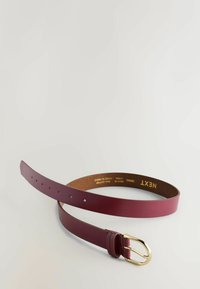Maroon kožni remen s zlatnim metalnim kopčom, prilagodiva veličina s više rupa, glatka tekstura i minimalistički dizajn.