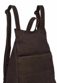 Bruin leren rugzak met verstelbare banden, een voorvak en een gestructureerde afwerking, met gestikte details en een merketiket.