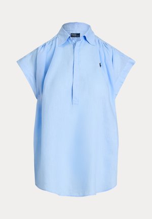 Jasnoniebieska bluzka bez rękawów z ostrym kołnierzem, zapięciem na guziki z przodu oraz małym haftowanym logo na lewej piersi.