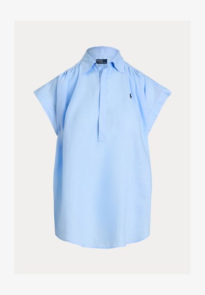 Gaiši zila bezroku blūze ar līkenu apkakli, priekšpuses pogu aizdari un nelielu izšūtu logotipu kreisajā krūtīs.