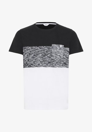 T-shirt color-block noir et blanc avec un panneau de poitrine texturé, manches courtes, col rond et une petite poche sur le côté gauche.