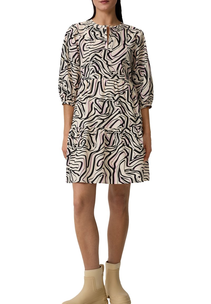 Kurzärmliges, knielanges Kleid mit einem wellenförmigen, schwarz-pinken abstrakten Muster auf einem cremefarbenen Hintergrund, einem Schlitzkragen und einem Rüschensaum.