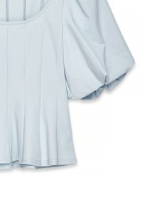 Lichtblauwe blouse met korte pofmouwen en verticale naaddetails op het lijfje, gemaakt van een gladde stof.