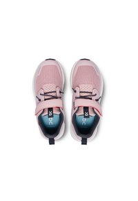 Des chaussures pour enfants roses, avec une tige en maille respirante, des lacets élastiques et une sangle Velcro, dotées d'une semelle intérieure bleu rembourrée et d'une semelle blanche.