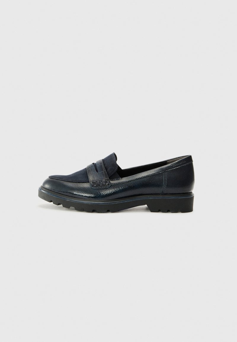 Navyblauwe leren instappers met een gestructureerde afwerking, een slip-on ontwerp en patroonaccenten op de bovenkant. Robuuste zool voor grip.