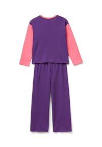 Conjunto de pijama para niños en tonos morado y rosa que incluye una camiseta de manga larga con cuerpo morado sólido y mangas rosas, combinada con pantalones morados.