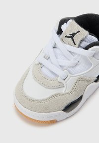 Baskets blanches avec suède gris et accents noirs. Présentent un bouts rond, une tige texturée et des lacets blancs. Semelle en caoutchouc avec un motif de traction marron clair.