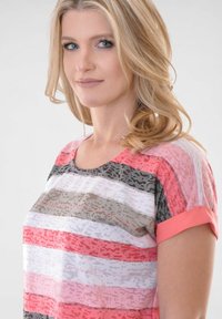 T-shirt rayé multicolore présentant des nuances de rose, de gris et de blanc. Manches courtes avec un accent uni corail. Tissu léger et texturé.