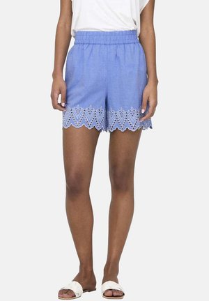 Shorts en coton bleu clair avec un waistband élastique et une bordure en dentelle œillets à volants au bas, présentant des motifs découpés.