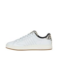 Weiße Sneaker mit perforierten Seiten, grauen Schnürsenkeln und einem strukturierten, schwarz-ockerfarbenen Leopardenmuster-Akzent an der Ferse. Gummisohle.