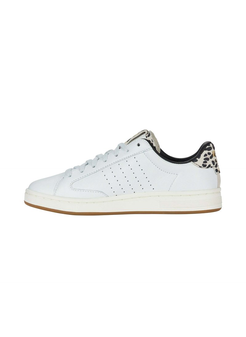 Weiße Sneaker mit perforierten Seiten, grauen Schnürsenkeln und einem strukturierten, schwarz-ockerfarbenen Leopardenmuster-Akzent an der Ferse. Gummisohle.