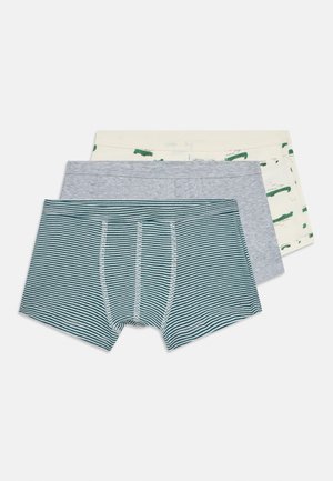 Drie paar herenboxers: één gestreept marineblauw en wit, één effen grijs, één lichtgeel met groen abstract patroon. Zachte katoenstof.