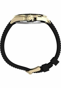 Bracelet de montre en caoutchouc noir avec accents dorés ; boîtier rond avec une lunette noire et des bords texturés ; fond en acier inoxydable.