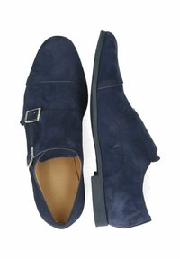Marina mockasin i mocka med dubbel spänne i silver, rund tå, platt sula och slät inredning.