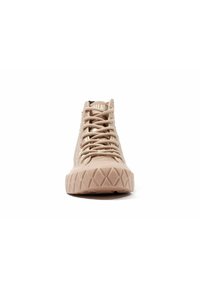 Sneakers montants en tissu beige doux avec texture complexe, bout rond et semelle en caoutchouc avec motif en losanges. Présentent des lacets plats et un détail de logo.