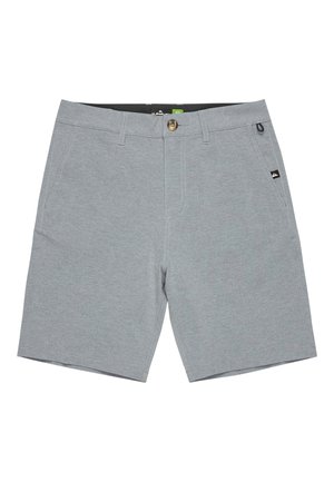 Harmaat shortsit, jotka on valmistettu pehmeästä kankaasta, jossa on napin sulkeminen, etutaskut ja pieni logo-patch sivussa.