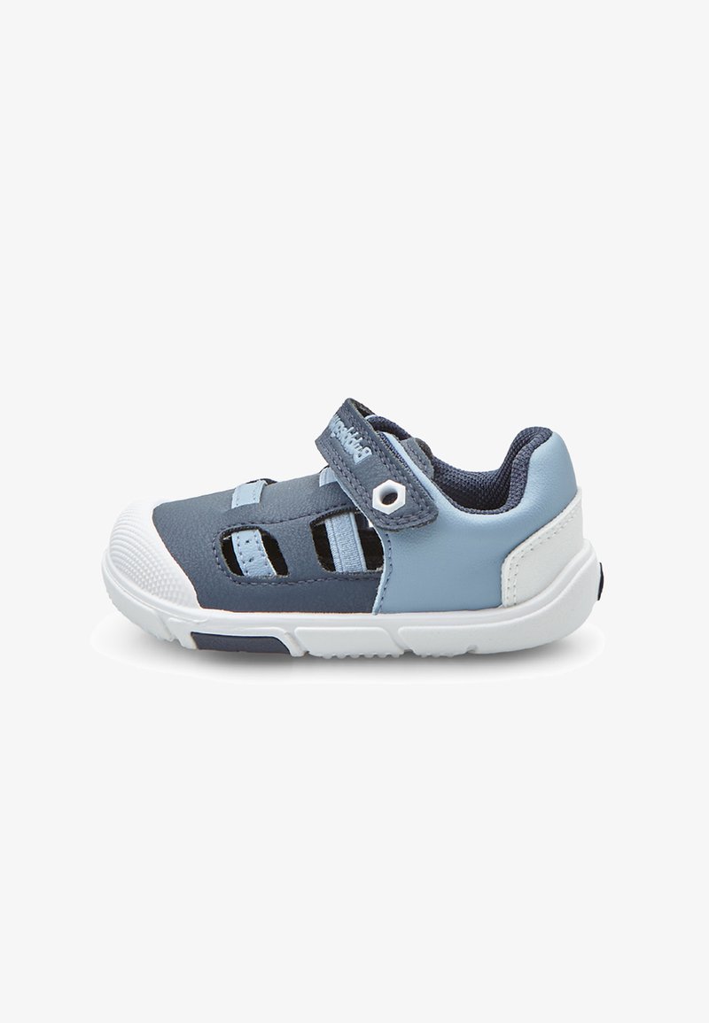 Barnesneaker med navyblåt overmateriale med lyseblå detaljer, åbent mesh-design, velcrolukning og hvid gummisål.