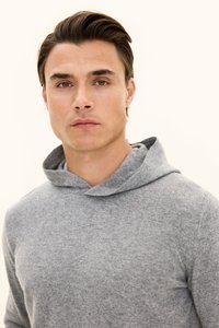 Grå, blød hættetrøje med en afslappet pasform og en rund hals. Har en subtil tekstur, der giver varme og et afslappet udseende.