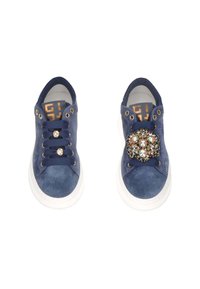 Sneakers in suede blu navy con suole bianche, occhielli dorati, due perle di cristallo sui lacci della scarpa sinistra e una grande spilla preziosa sul laccio della scarpa destra.