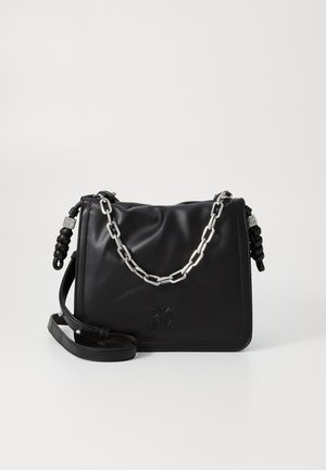Borsa a tracolla in pelle nera con catena, accenti intrecciati e logo impressa sul fronte. Presenta una tracolla staccabile.