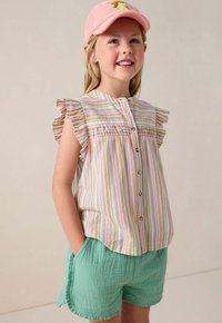 Gestreepte kortekleurige shirt met ruches in pastelkleuren. Mintgroene textuurshorts met een rafelige zoom, ontworpen voor casual draagstijl.