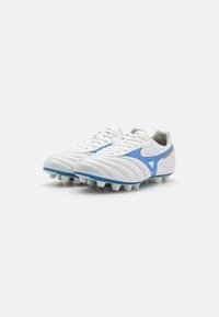 Scarpe da calcio bianche con accenti blu, upper in pelle liscia, strisce texturizzate e suola in gomma con tacchetti bianchi per la trazione.