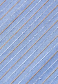 Blauwe stof met diagonale strepen, versierd met crème- en gouden draden. Geglazuurde oppervlakte met af en toe witte puntjes voor extra detail.