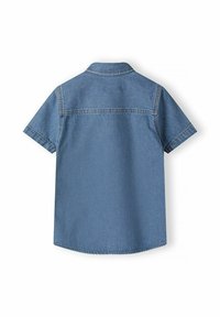 Rövid ujjú világoskék farmering, hegyes gallérral, egyenes aljjal és puha pamut textúrával, finom varrási részletekkel az varrásoknál.