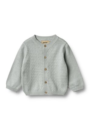 Hellgrauer, gestrickter Babycardigan mit strukturiertem Vorderteil, rundem Halsausschnitt, Holzknöpfen sowie gerippten Bündchen und Saum.