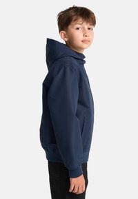 Marinehættejakke med lynlås, ribbede manchetter og sidelommer. Stoffet ser glat og let blankt ud.