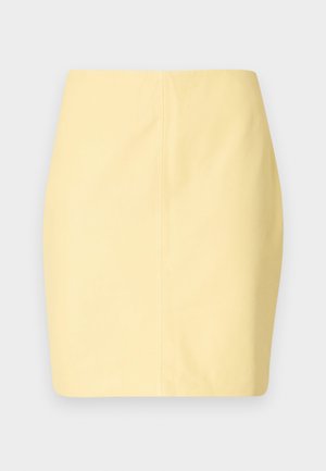 Žltá mini sukňa s hladkou textúrou a úzkym strihom, ktorá má čistý dizajn a minimálne švy.