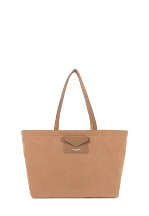 Borsa a tracolla color cuoio scamosciato con due manici lunghi, caratterizzata da una piccola tasca in pelle color cuoio con un logo. Forma semplice, rettangolare con un design pulito.