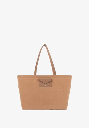 Borsa a tracolla color cuoio scamosciato con due manici lunghi, caratterizzata da una piccola tasca in pelle color cuoio con un logo. Forma semplice, rettangolare con un design pulito.