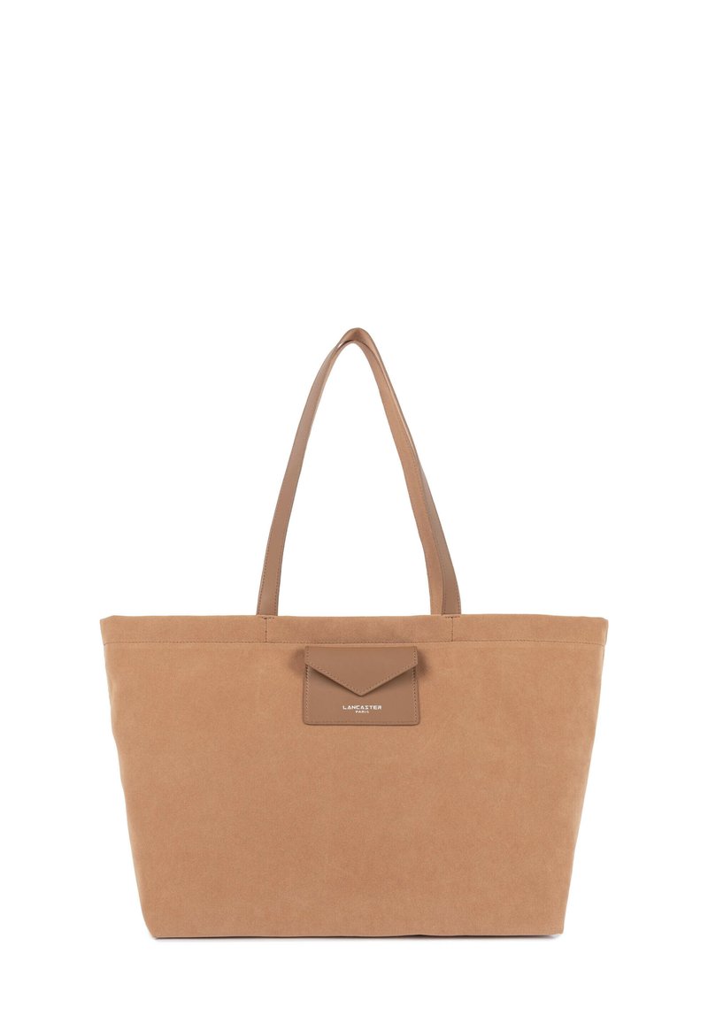 Borsa a tracolla color cuoio scamosciato con due manici lunghi, caratterizzata da una piccola tasca in pelle color cuoio con un logo. Forma semplice, rettangolare con un design pulito.