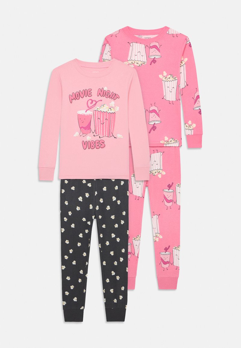 Δύο σετ παιδικών πιτζαμών: ένα ροζ τοπ με γραφικό "Movie Night Vibes" και ποτήρι ποπ κορν, μαύρα παντελόνια με σχέδιο ποπ κορν; ροζ σετ με σχέδιο ποπ κορν.