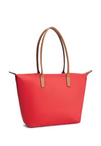 Κόκκινη τσάντα tote με καφέ δερμάτινες λαβές και επάνω φερμουάρ, εμφανίζεται πάνω σε λευκό φόντο.