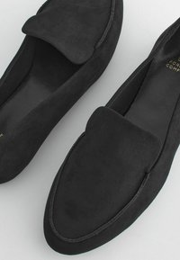 Next FOREVER COMFORT  REGULAR FIT - Loaferit/pistokkaat - black