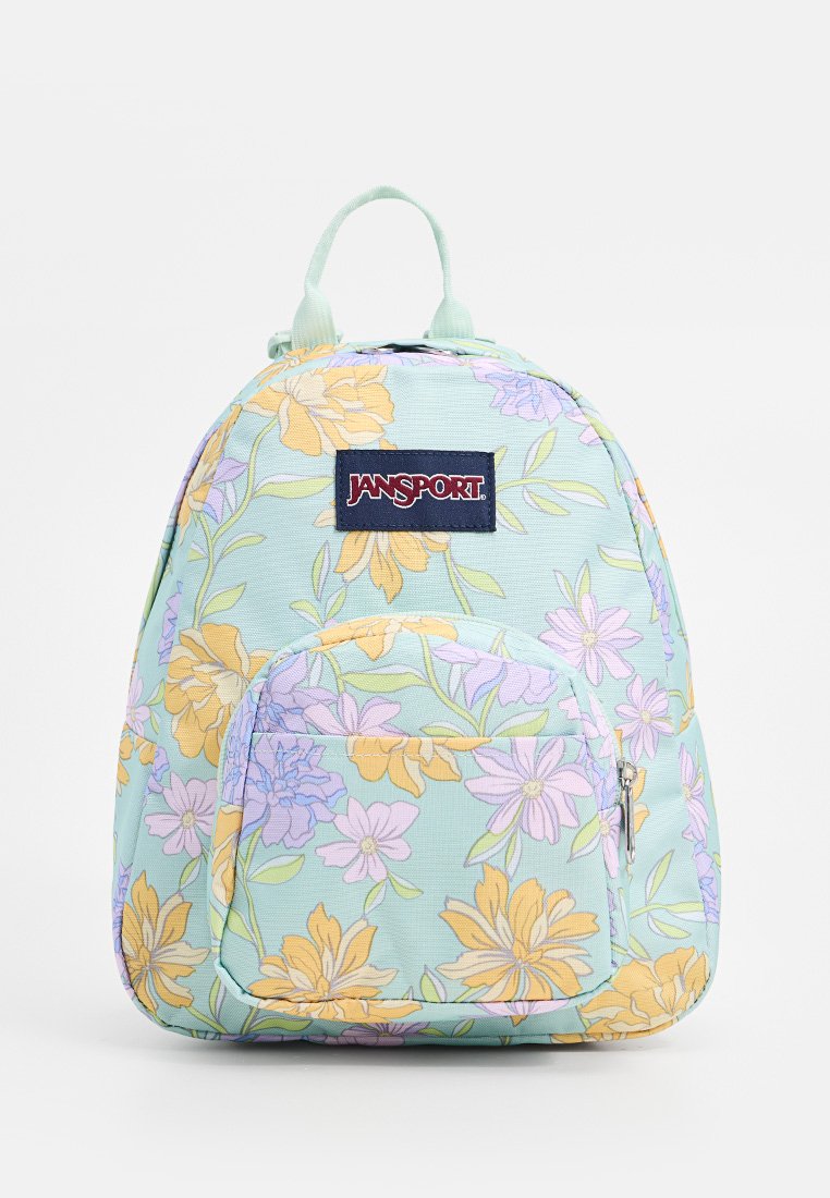 Blommig Jansport-ryggsäck med ljusblå bakgrund, prydd med rosa, gula och lavendelfärgade blommor. Inkluderar en framficka och ett handtag där uppe.