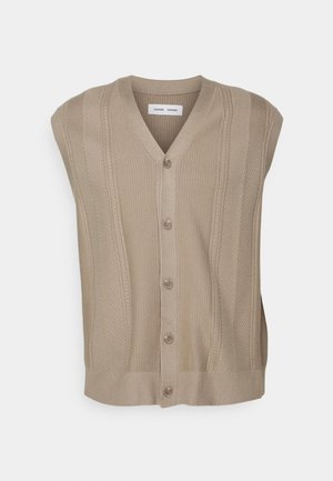 Gilet smanicato beige lavorato a maglia con scollo a V, cinque bottoni frontali, orlo a coste e motivi verticali testurizzati.