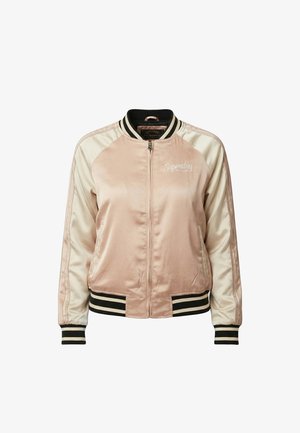 Chaqueta bomber de satén en rosa claro y crema con puños, cuello y dobladillo acanalados a rayas en negro y crema, con cremallera frontal y bolsillos laterales.