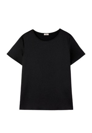 Czarny damski T-shirt z krótkim rękawem, okrągłym dekoltem, regularnym krojem i gładkim materiałem, prezentowany na białym tle.