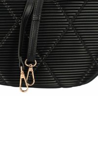 Schwarze gesteppte Handtasche mit gestreifter Textur, goldfarbener Hardware und einem abnehmbaren Tragegurt mit Karabinerhaken.