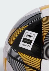 Palla da calcio di qualità FIFA con un design a motivi caratterizzato da pannelli neri, bianchi e gialli. La palla ha una superficie liscia e un marchio ben visibile.