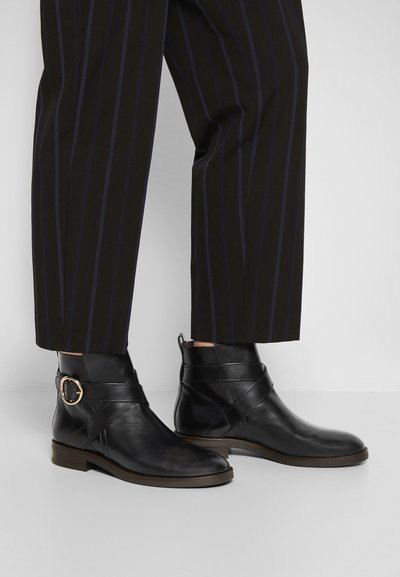See by Chloé LYNA - Botins - black