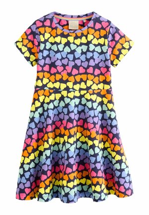 Lühikeste varrukatega kleit tumesinises kangas, mis on kaetud mitmevärvilise südamemustriga kogu rõiva ulatuses, koos lehviva seelikuga ja ümmarguse kaelusega.