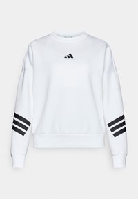 Hvit hettegenser laget av mykt stoff har rund hals, drop shoulder-design, svart Adidas-logo på brystet, og svarte striper på ermene.