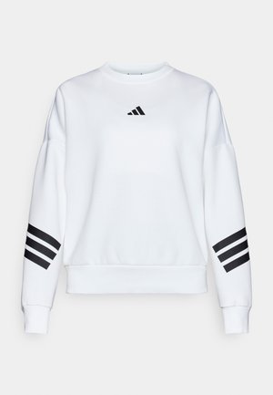 Witte sweatshirt van zachte stof heeft een ronde halslijn, een druppel-schouderontwerp, zwart Adidas-logo op de borst en zwarte gestreepte accenten op de mouwen.