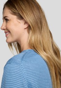 Hellblau gestrickter Pullover mit strukturiertem, vertikalem Streifenmuster und Rundhalsausschnitt, der eine lockere Passform und nahtlose Schulternähte aufweist.